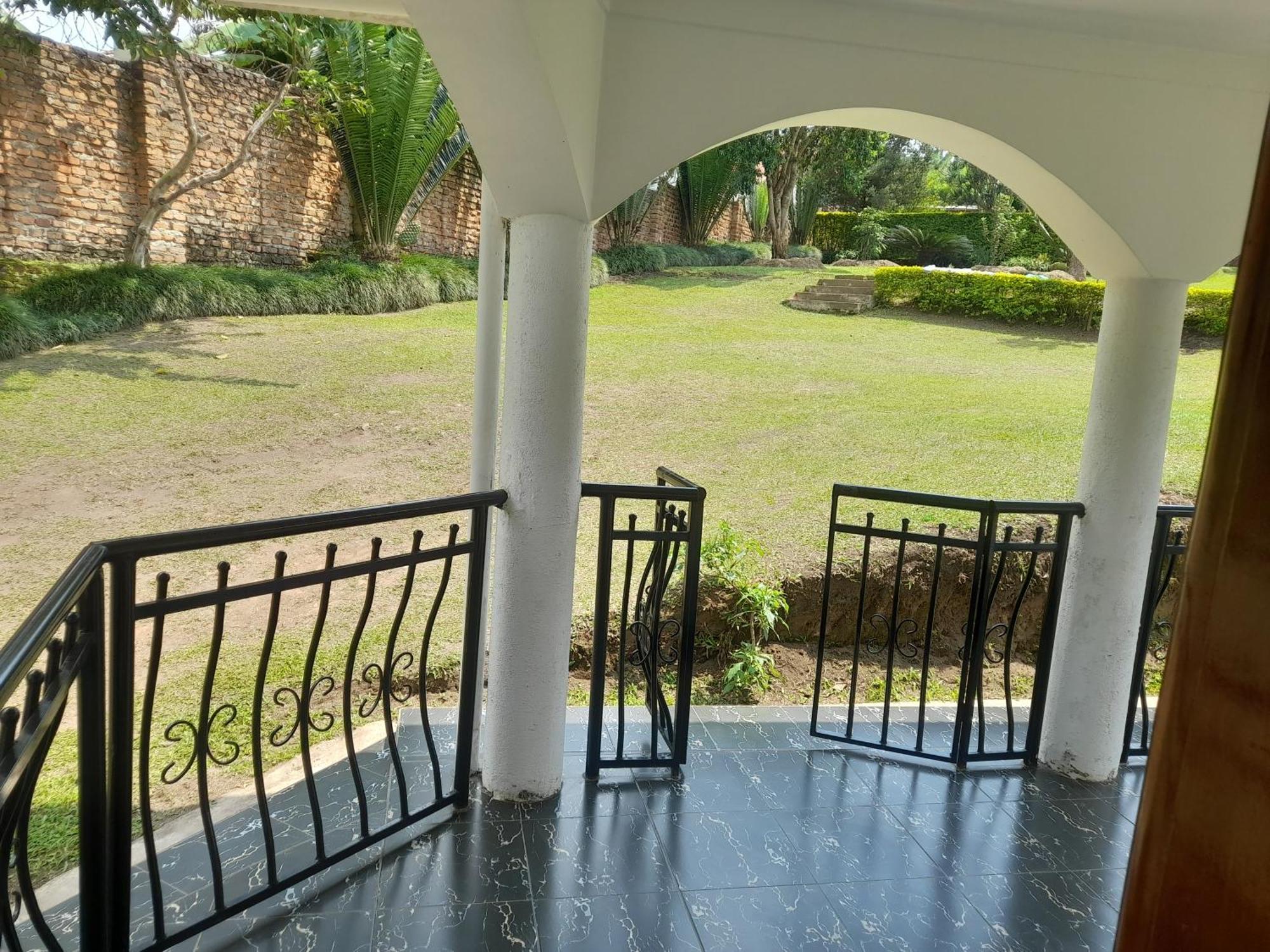 Maasai Villa Backpackers Home Fort Portal Exterior photo